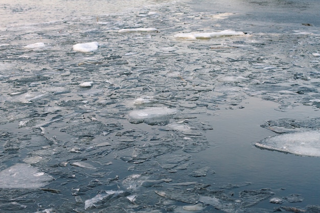 Floes flottants sur la rivière au printemps. La glace fond sur la rivière. Rivière gelée