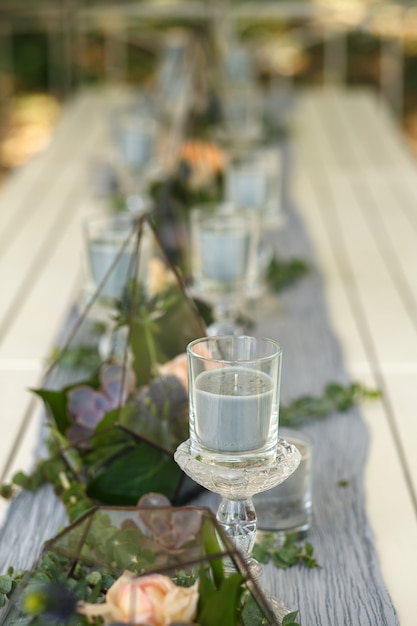 Florarium avec décoration de table de fête de fleurs succulentes et roses fraîches.