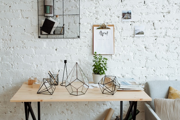 florarium avec des plantes vivantes sur la table dans le bureau.