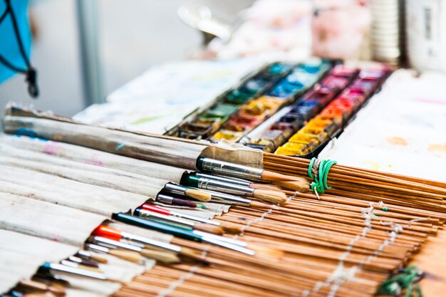 Florence, devant l'une des plus importantes écoles d'art italiennes. Détail des outils d'un artiste de rue.