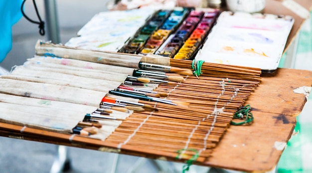 Florence, devant l'une des plus importantes écoles d'art italiennes. Détail des outils d'un artiste de rue.