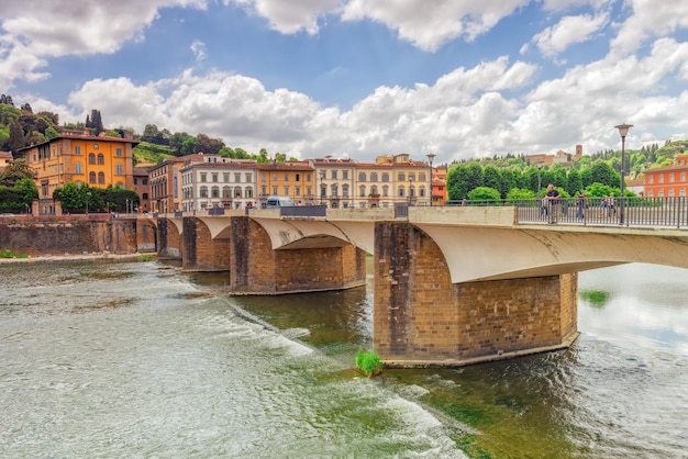 FLORENCE ITALIE 13 MAI 2017 Belle vue sur le paysage de la rivière Arno du pont de Florence à Thanksgiving Ponte alle Grazie Italie