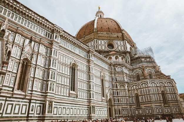 Florence, Italie - 24 juin 2018 : vue panoramique sur la Cattedrale di Santa Maria del Fiore (cathédrale de Sainte Marie de la Fleur) et le Campanile de Giotto. Les gens marchent sur la place en été