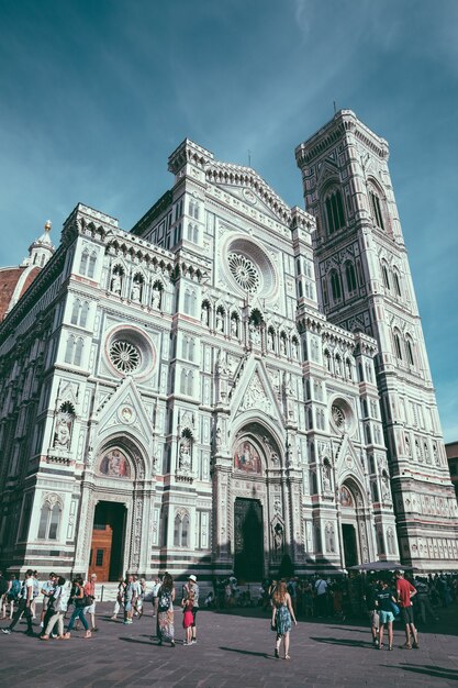 Florence, Italie - 24 juin 2018 : vue panoramique sur la Cattedrale di Santa Maria del Fiore (cathédrale de Sainte Marie de la Fleur) et le Campanile de Giotto. Les gens marchent sur la place en été