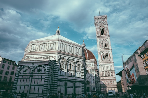 Florence, Italie - 24 juin 2018 : Vue panoramique du complexe Duomo : Baptistère de Saint John, Cattedrale di Santa Maria del Fiore et Campanile de Giotto. Les gens marchent sur la Piazza del Duomo en journée d'été