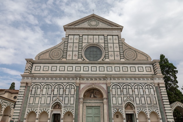 Florence, Italie - 24 juin 2018 : Vue panoramique de l'extérieur de la Basilique de Santa Maria Novella. c'est la première grande basilique de Florence et la principale église dominicaine de la ville