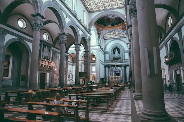 Florence, Italie - 24 juin 2018 : Vue panoramique de l'intérieur de la Basilique de San Lorenzo (Basilique de Saint-Laurent) est l'une des plus grandes églises de Florence, Italie