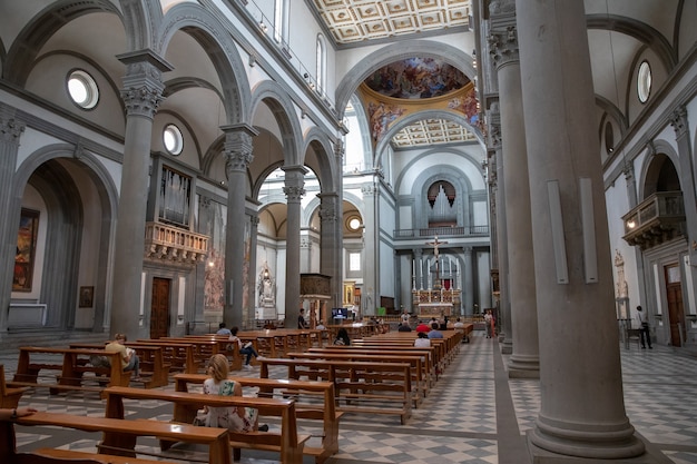 Florence, Italie - 24 juin 2018 : Vue panoramique de l'intérieur de la Basilique de San Lorenzo (Basilique de Saint-Laurent) est l'une des plus grandes églises de Florence, Italie