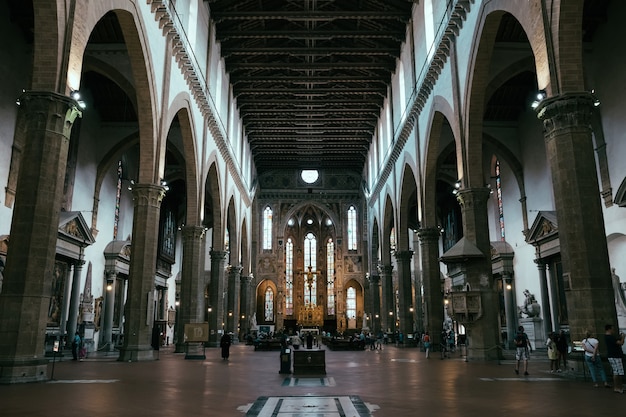 Florence, Italie - 24 juin 2018 : La vue panoramique de l'intérieur de la Basilique de Santa Croce (Basilique de la Sainte Croix) est l'église franciscaine de Florence et la basilique mineure de l'Église catholique romaine