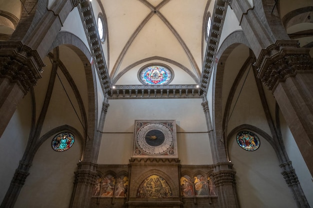 Photo florence, italie - 24 juin 2018 : vue panoramique de l'intérieur de cattedrale di santa maria del fiore (cathédrale de sainte marie de la fleur) est la cathédrale de florence