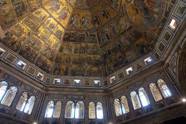 Florence, Italie - 24 juin 2018 : vue panoramique de l'intérieur du baptistère de Florence (Battistero di San Giovanni) sur la Piazza del Duomo. C'est un édifice religieux et a le statut de basilique mineure