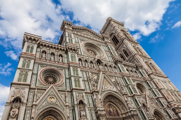 Florence, Italie. Détail du Duomo par une belle journée ensoleillée mais sans ombre sur la façade (très rare !)