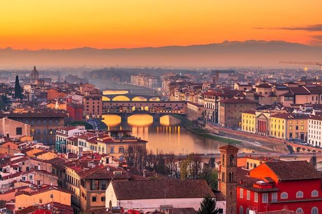 Florence, en Italie, sur le pont du Ponte Vecchio qui traverse la rivière Arno