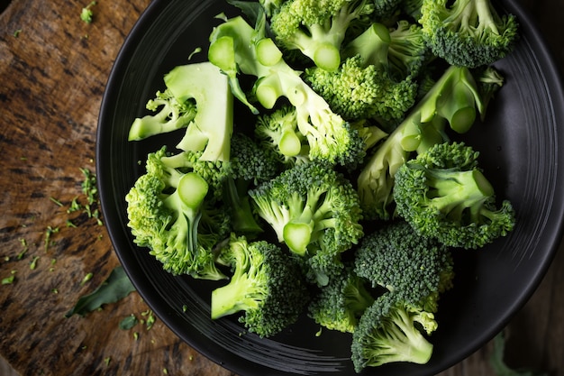 Florets crus organiques verts broccoli sains prêts pour la cuisson