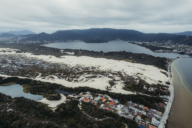 Florianopolis belle plage avec des montagnes photo de haute qualité