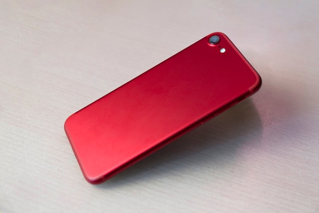 Photo flottant smartphone rouge sur bois