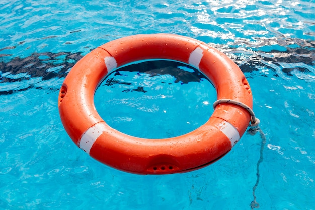 Flotteurs colorés sur une piscine