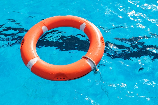 Flotteurs colorés sur une piscine