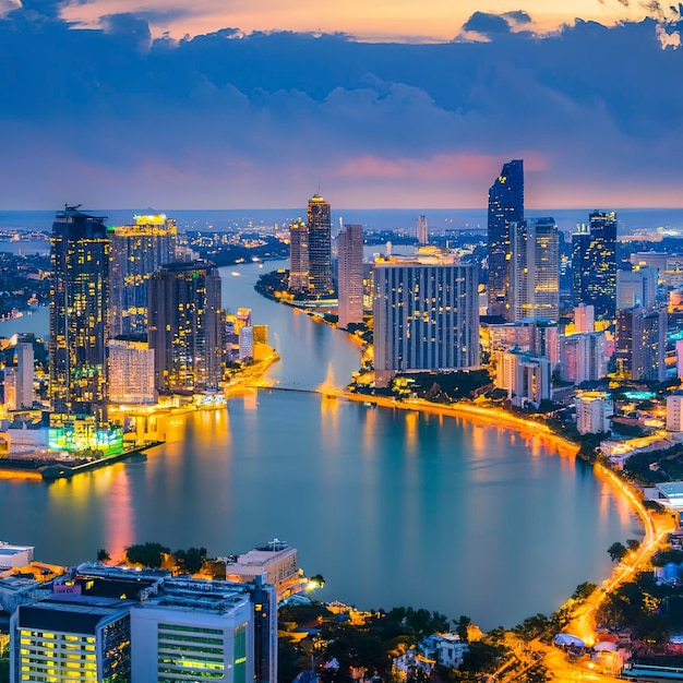 Flou abstrait belle ville et baie de Pattaya la nuit pour le fond