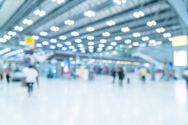 Flou abstrait et intérieur du terminal de l'aéroport défocalisé