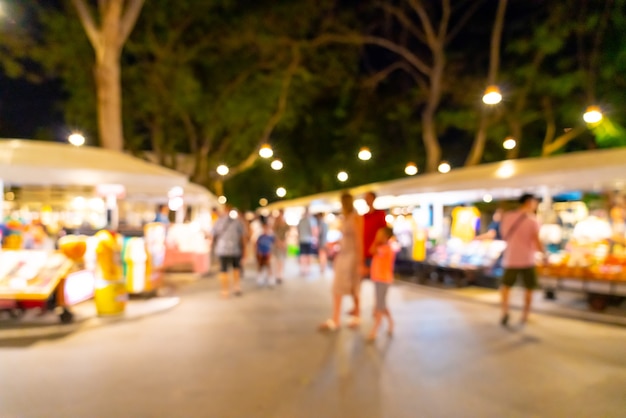 flou abstrait et marché de rue de nuit défocalisé pour le fond