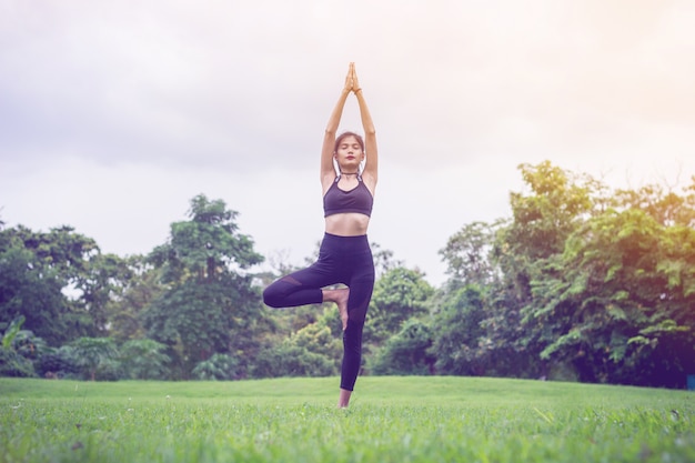 Flou artistique Attractive Belle femme Jeune femme dans une séance de sport pendant le morni