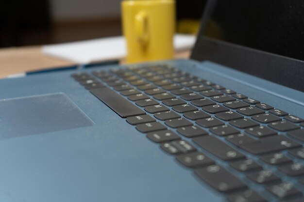 Flou artistique d'un clavier d'ordinateur portable en version espagnole. Concept technologique, bureau à domicile