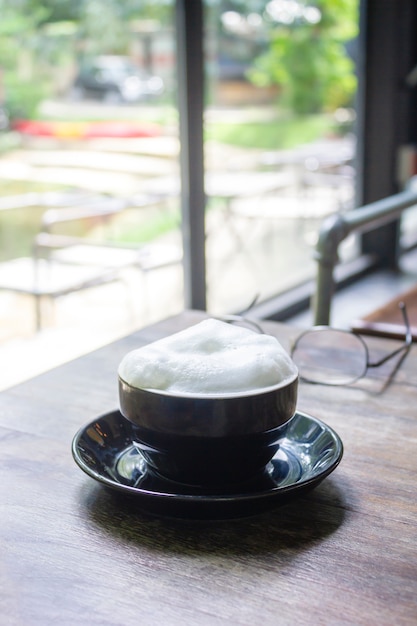 Flou artistique sur une tasse de café cappuccino, café pour le fond