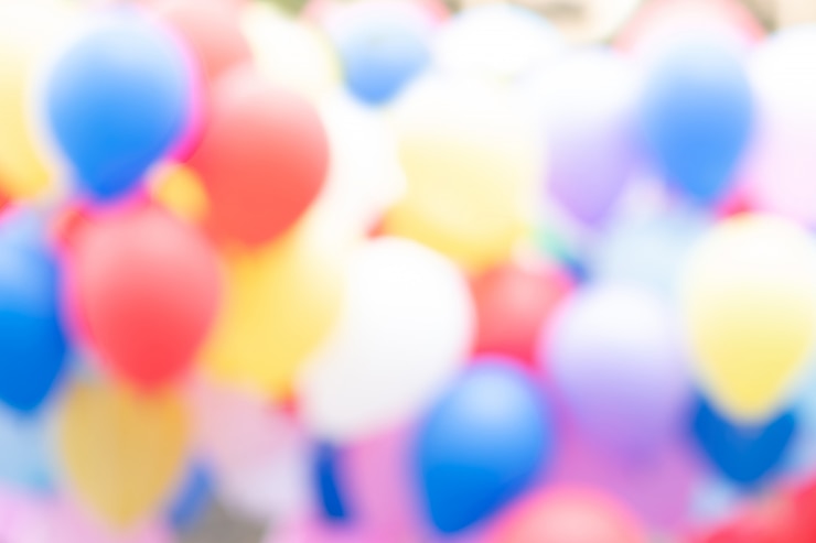 Photo flou des ballons de fête colorés pour le fond