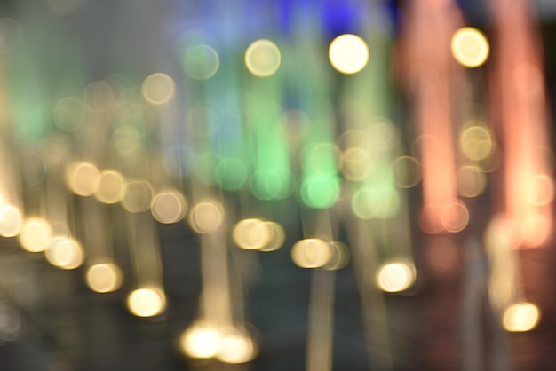 Flou de fontaine artificielle colorée dans la nuit