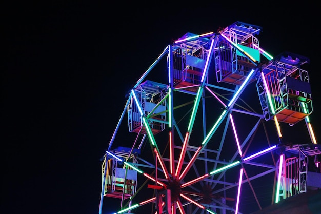 flou de la grande roue au temple fair night