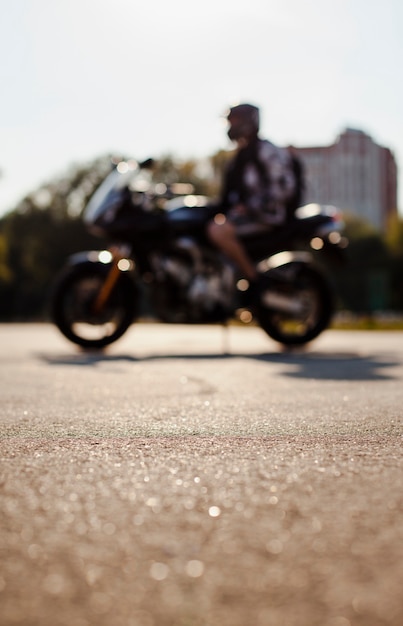 Photo flou de l'homme à moto