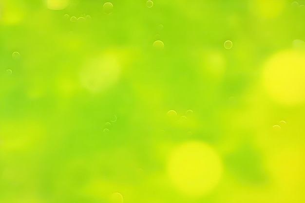 Flou et joli fond vert clair doux avec des bulles