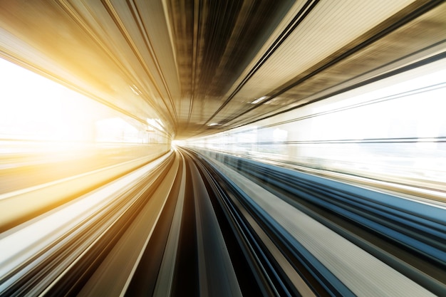 Flou de mouvement du train se déplaçant à l'intérieur du tunnel