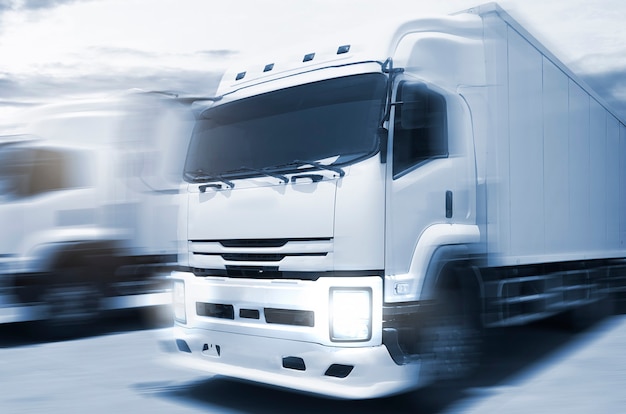 Flou de mouvement de vitesse des camions de fret roulant sur la route Transport et logistique de camions de fret routier