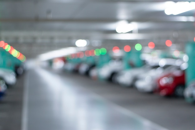 Un flou d'un parking à l'intérieur du bâtiment