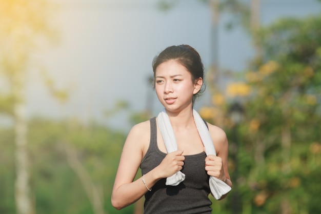 Floue de course femme. Coureur féminin jogging pendant l&#39;extérieur sur la route.