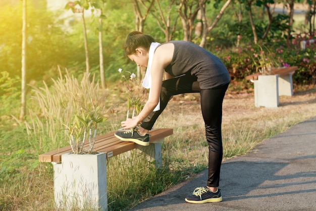 Floue et douce mise au point de femme athlétique Asie échauffement et jeune athlète assise sur un exercice