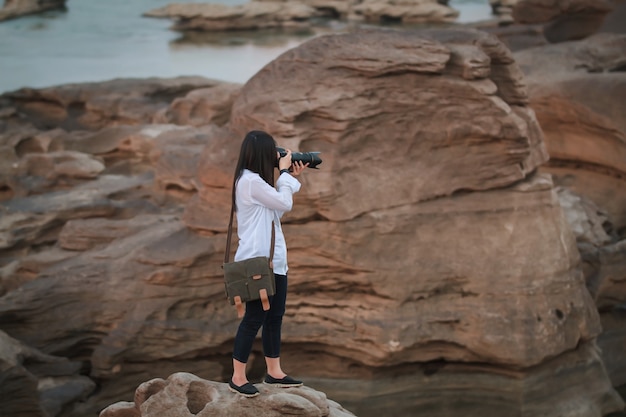 Floue d&#39;une femme d&#39;Asie avec sac à dos prenant une photo sur le sommet des montagnes, flou artistique