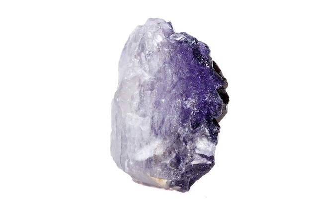 Fluorite de pierre minérale de macro sur un fond blanc