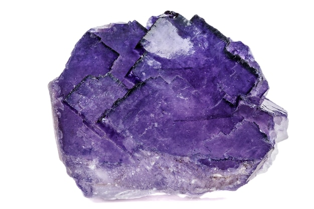 Fluorite de pierre minérale de macro sur un fond blanc