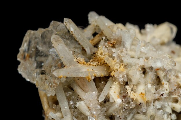 Fluorite de pierre minérale macro avec quartz sur fond noir