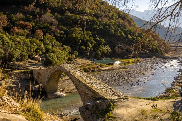 Flux d'eau sulfurique chaude dans les thermes de Permet l'Albanie