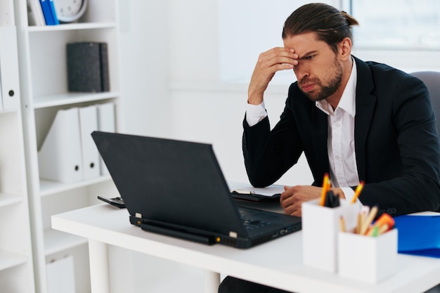 Le flux de travail de l'homme au bureau documente les émotions Style de vie Photo de haute qualité