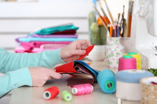 Flux de travail des mains de la couturière en gros plan