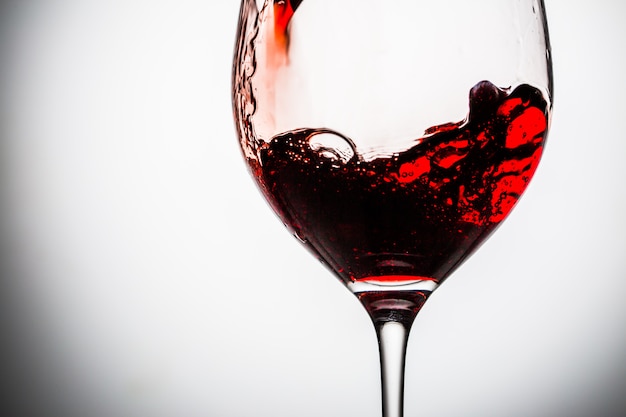 Flux de vin verser dans un verre.