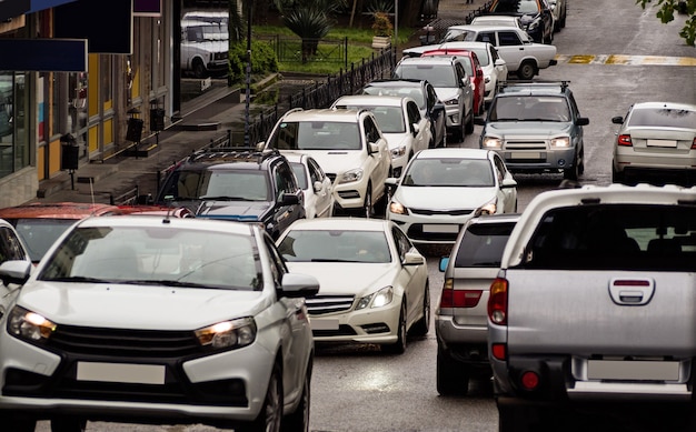 Flux de voitures à l'heure de pointe dans la rue de la ville. Contexte urbain avec embouteillage