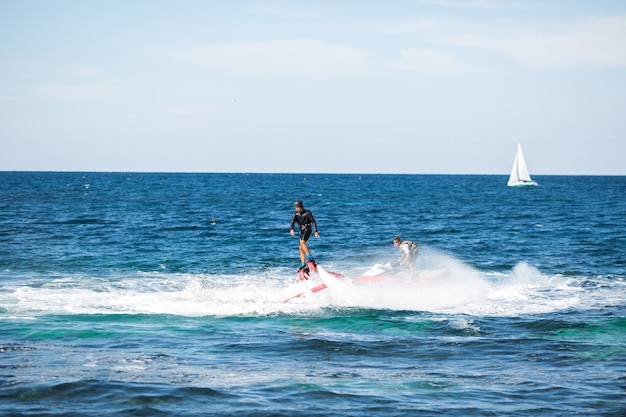 Fly board rider dans l'océan