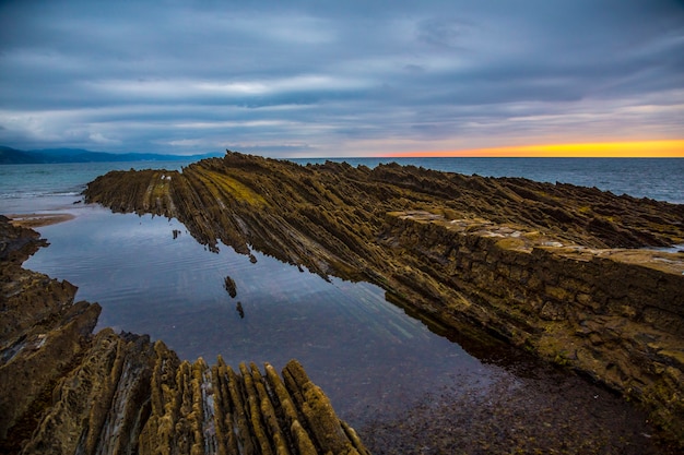 Le flysch d'Itzurun dans la Zumaia avec une piscine à côté. Espagne