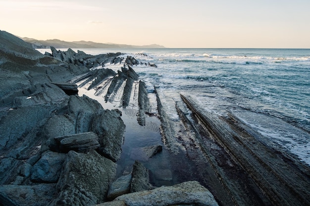 Flysch près de la côte basque de Zumaia magnifique paysage maritime naturel de roches sédimentaires